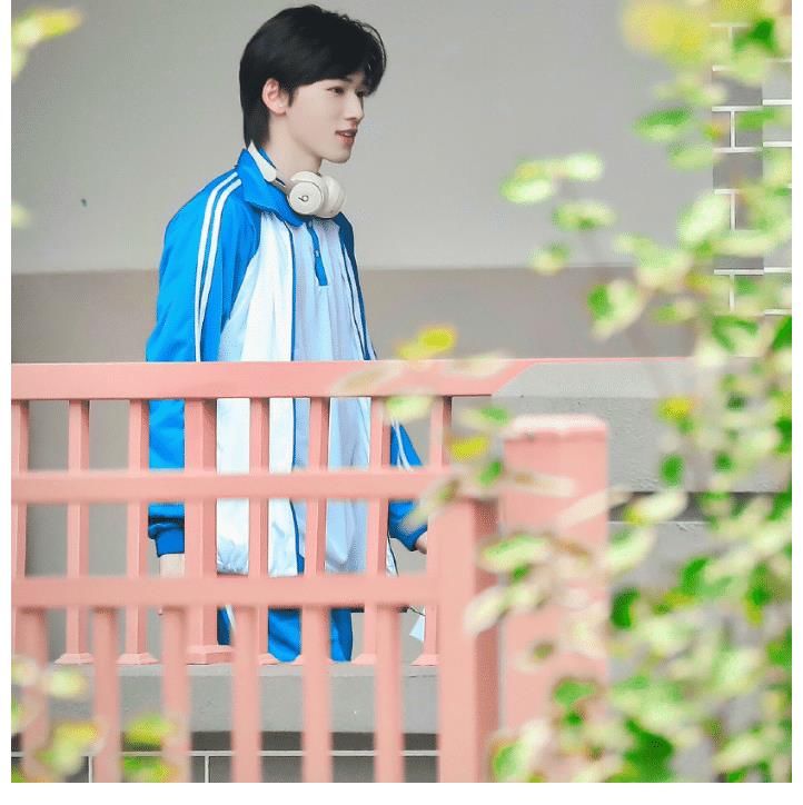 美颜|刘耀文上《萌探》，校服一穿成校园剧男主，与小宋同框美颜暴击！