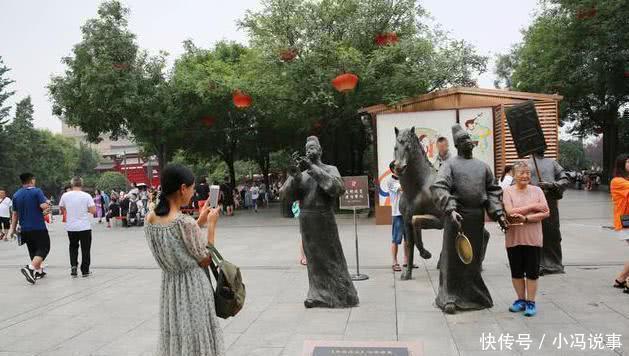 游客攀爬景区雕塑拍照，保安喊话无效后，竟默默地递上了一块牌子