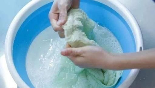 毛巾变硬“脏兮兮”清洗加点“小东西”，水里泡一泡，干净除菌