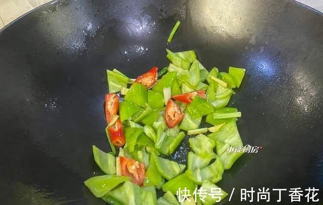 水淀粉|做尖椒肥肠,先炒肥肠还是尖椒?大厨分享做法,肥肠软烂又有嚼劲