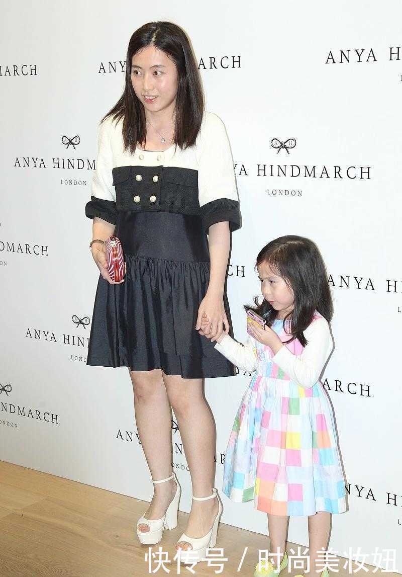 打扮|认真打扮的甘比气质太惊艳,穿小香风配黑色连衣裙,显贵又洋气