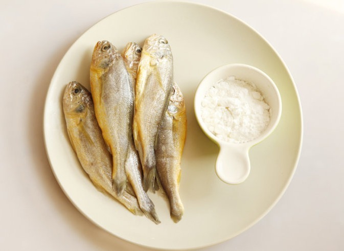 炸小黄花鱼怎么酥脆,五星级大厨教一个小秘方,连鱼刺都可以吃了