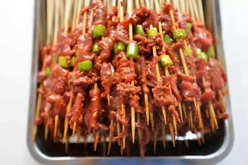  美食优选：啤酒串串虾，家味宫保鸡，小炒蟹味菇，香辣肉丝的做法