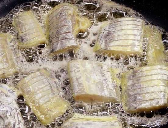 炸带鱼,裹面粉和淀粉都不对,邻居大厨教我做法,外酥里嫩不回软