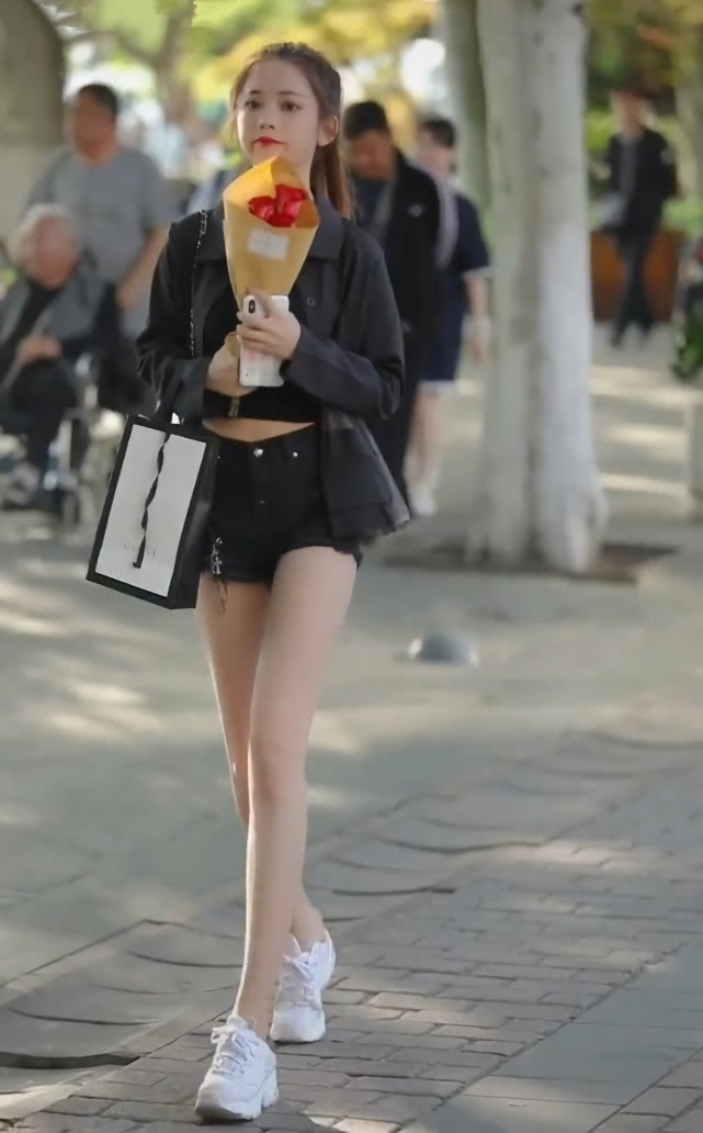 后跟 运动鞋厚得跟老爹鞋似的,小姐姐却脚踩鞋后跟穿,脚后跟不疼吗