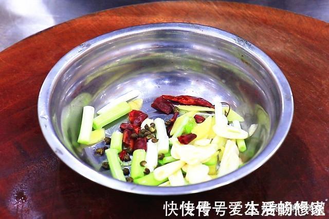 炒茄子时，先放油就错了！饭店大厨教你1招，茄子不吸油不发黑