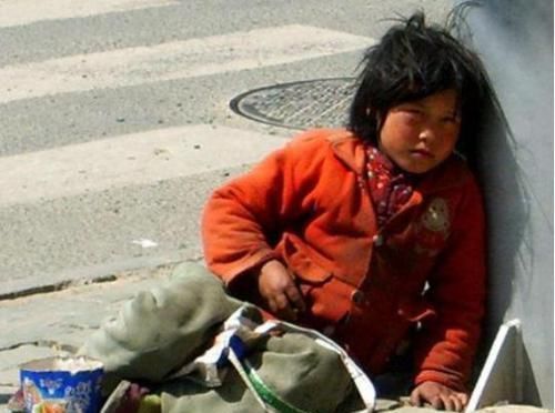 乞丐|6岁乞丐街头认出妈妈,妈妈却拒绝相认:你认错了,我的孩子在家