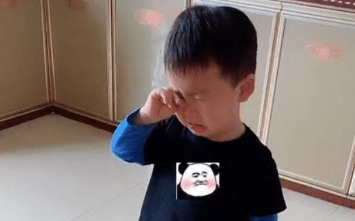 二胎|弟弟哭得稀里哗啦,看到姐姐秒变“卑微小蜜蜂”,不愧最惨二胎?