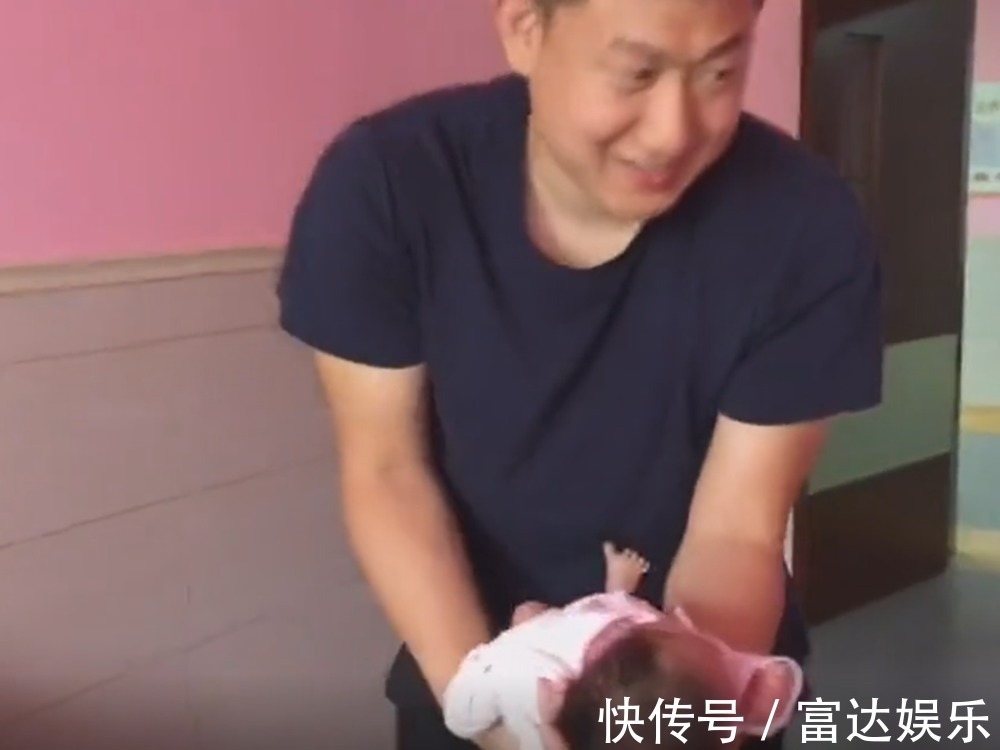 小宝宝|新生宝宝出生第二天,爸爸抱孩子的姿势亮了,有没有同款爸爸