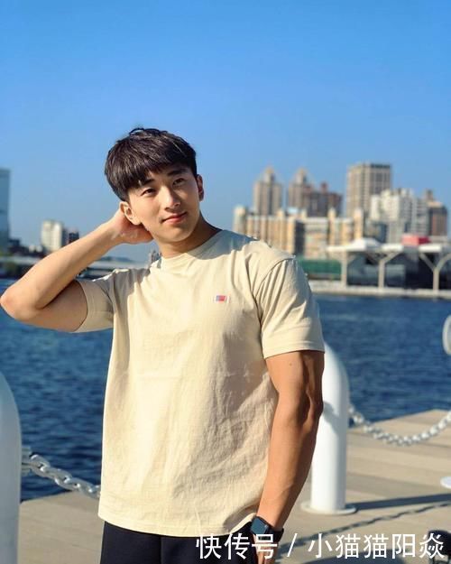 大男孩|阳光男孩的肌肉身躯：麒麟臂爆筋，胸肌饱满，腹肌和人鱼线很质感