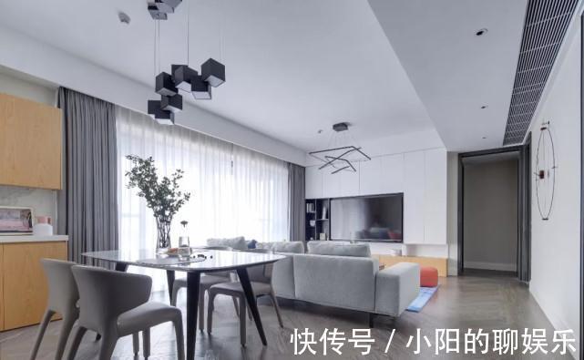 衣帽间|148平现代风四居室,电视墙以定制柜作为主体加上开放格架