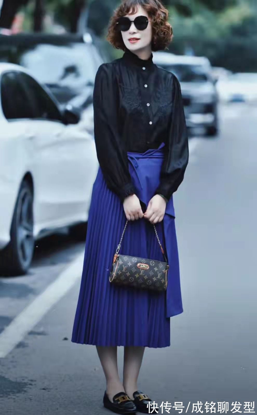 时髦 这才是50岁女人该有的装扮,洋气卷发配时髦穿搭,优雅大气又高级