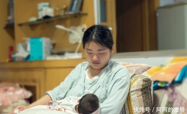 产房|“别看我,看娃”,年轻外婆产房被围观,路人:才生完就溜达了?