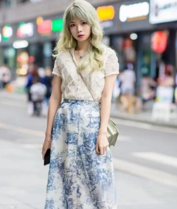 美女|街拍:小姐姐身穿格子外套,气质优雅,大家闺秀的感觉