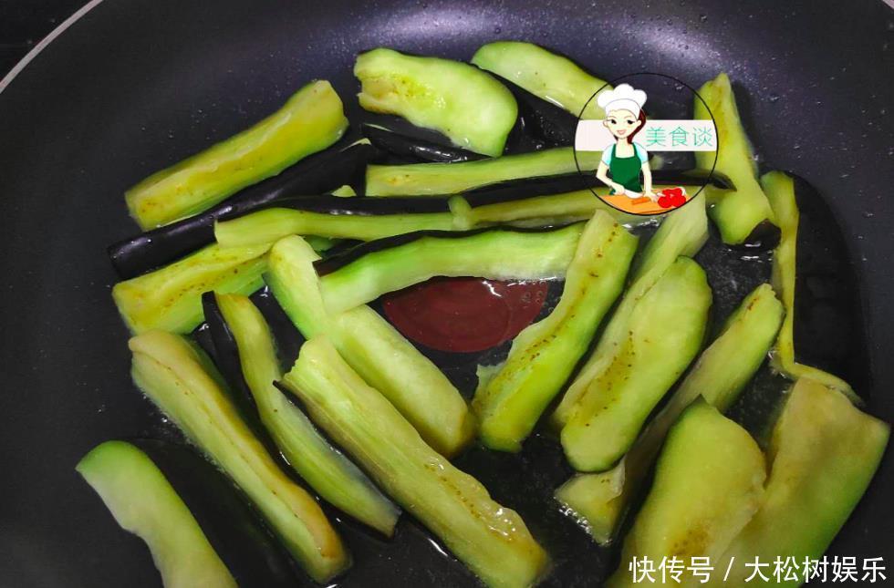 炒茄子时,切完别直接炒!多加1步骤,茄子香软不吸油,超级入味
