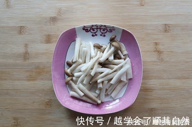 蟹味菇|天冷后，我家就爱吃这菜，热气腾腾端上桌，吃完全身暖和和的