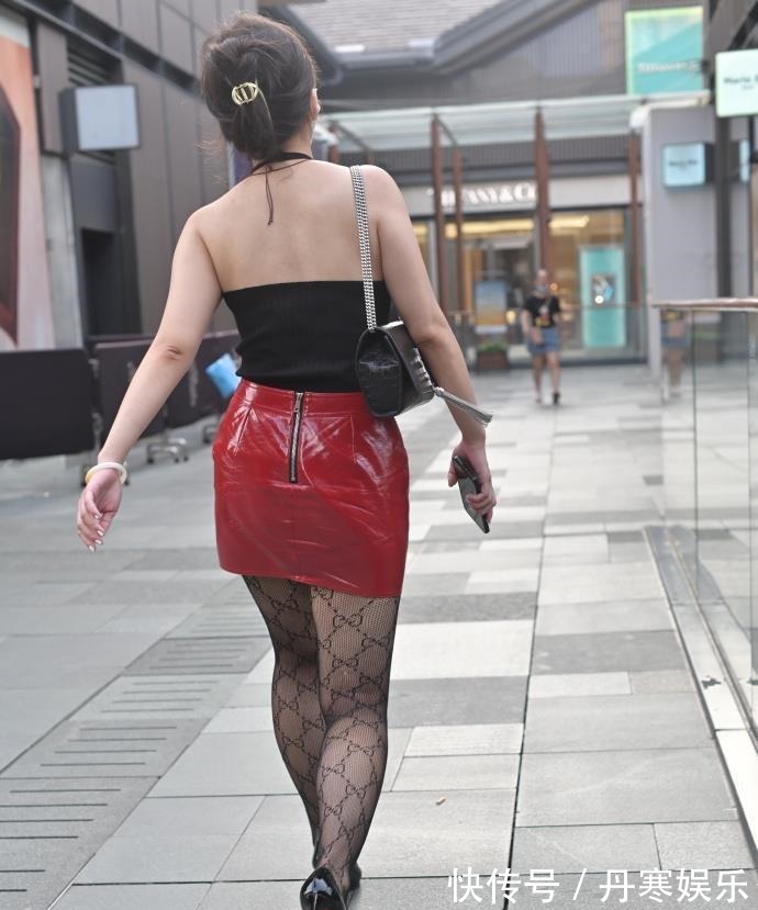 胯宽 30岁阿姨的红色“皮裙”,搭配独特,轻松展现“知性美”!
