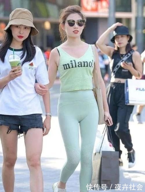 吊带 牛仔打底裤搭配时尚绿色上衣,打造整体风格,让人感觉很舒服