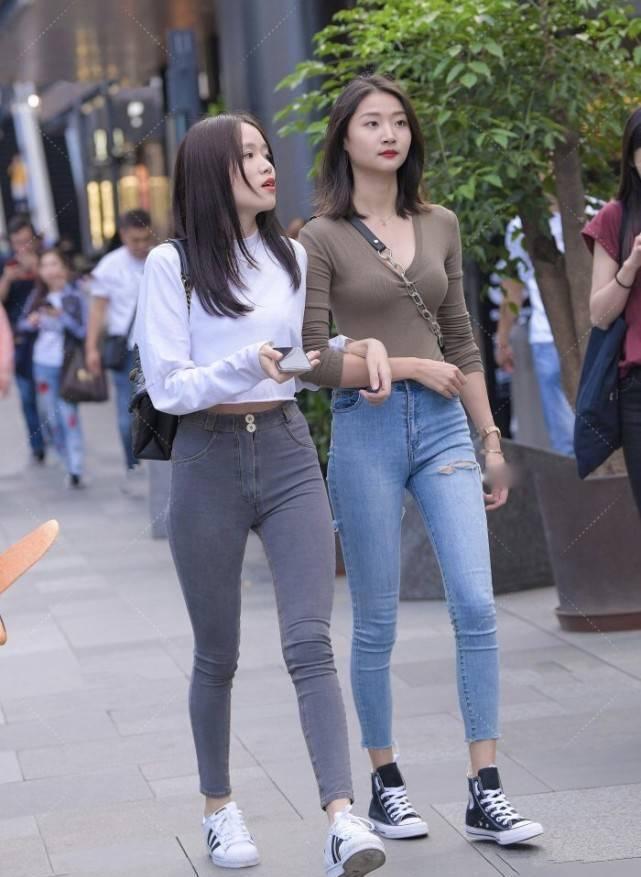 长袖|深灰色长袖针织衣搭配高腰牛仔裤，清纯可爱，少女感十足