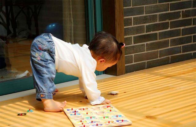 监控|一岁宝宝一抱就哭,医生诊断没毛病,看了监控得知真相