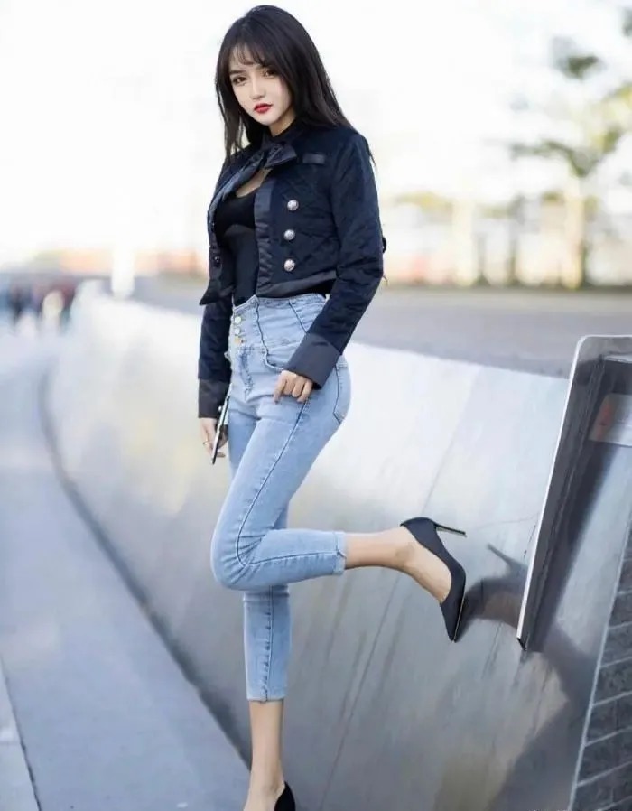 小姐姐|高腰牛仔裤的魅力，只有身材好的女生穿上才能展现出来