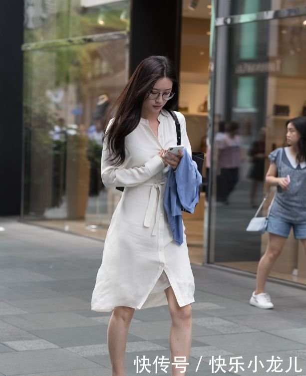 长裙|街拍淑女范十足的穿搭,一袭白色长裙,有一种不食烟火之美