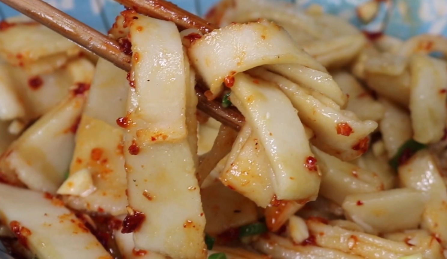 一碗面粉倒进滚烫开水中，瞬间变美味，好多人没吃过，高手在民间