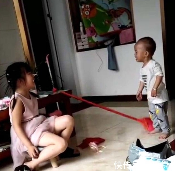 两个人|姐姐和弟弟打架,互相把对方打哭,两个人的表现把妈妈感动了