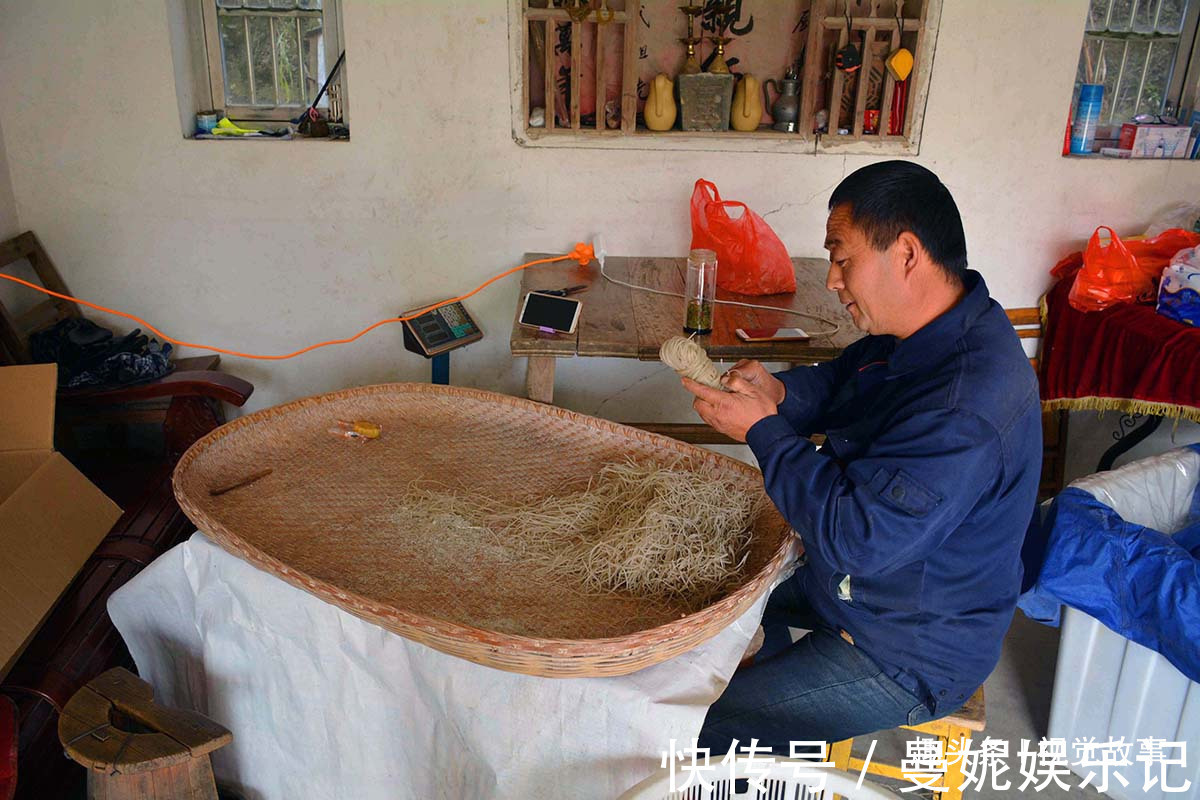 装修|楼房建成10年不装修，47岁村民在屋内铺满粉丝，儿子很争气