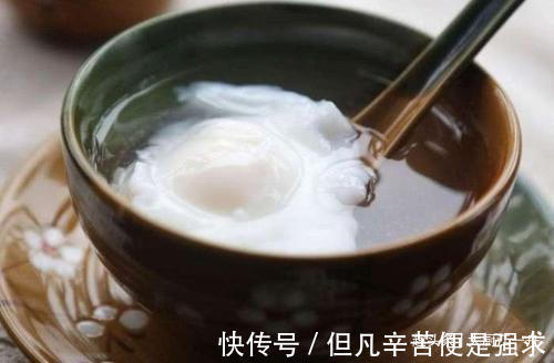 水煮荷包蛋时,为何总是散开有白沫教你2招,荷包蛋滑嫩不粘锅