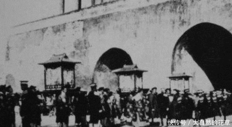 龙椅|清末老照片八国联军坐龙椅耀武扬威,清朝大臣给洋人下跪!