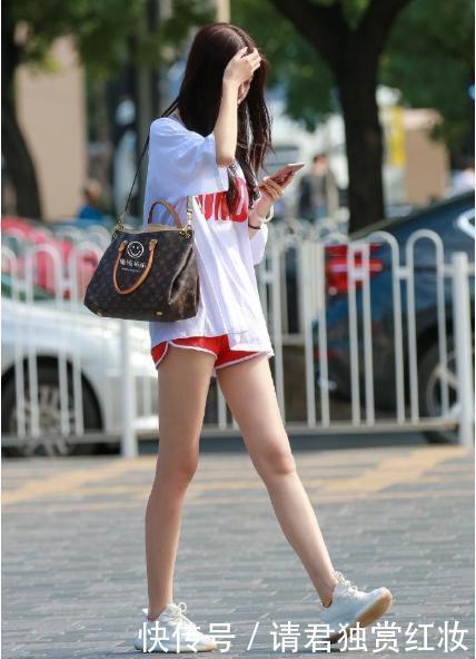 白色宽松t恤搭配红色运动短裤,简约时尚,温婉可人