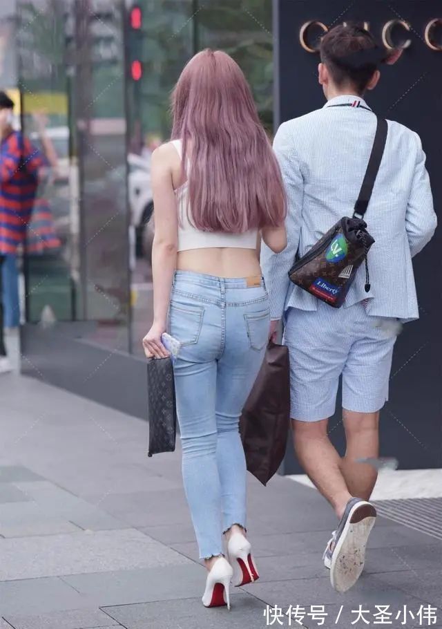 铅笔裙|美女街拍:牛仔裤用心穿搭,让女性变更加高挑,牛仔裤都可以