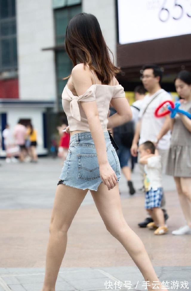小姐姐 吊带上衣搭配牛仔短裤,这样搭个性又不失雅致,轻松穿出自信美!