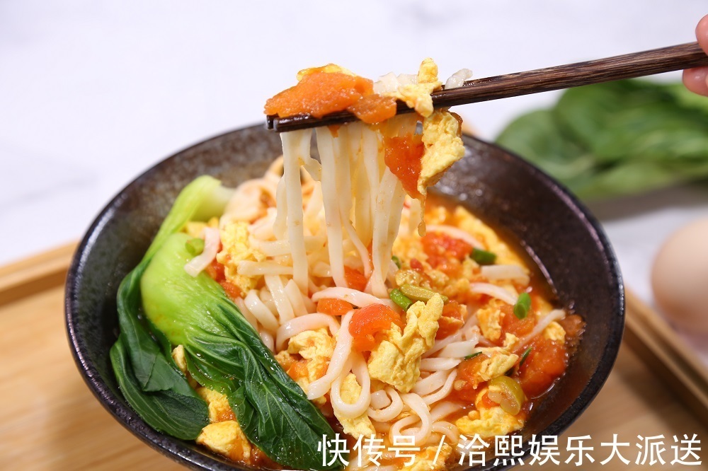 做法超简单的西红柿鸡蛋面，爽滑筋道，美味可口，老少都爱吃