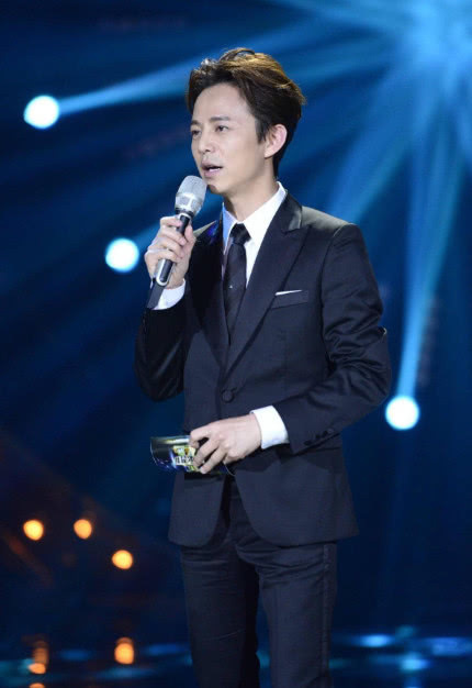 都由何炅提拔上来的，彭昱畅发展得风生水起，而他却因犯错被埋没