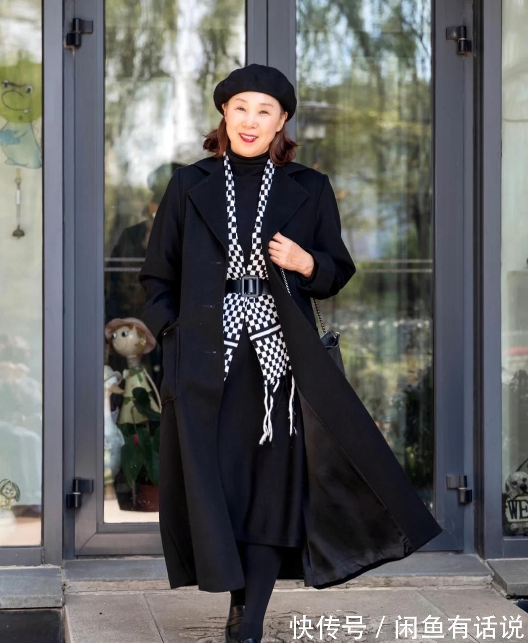 高级 有“烟火气”的黑色大衣穿搭,优雅又高级,普通中年人穿也体面