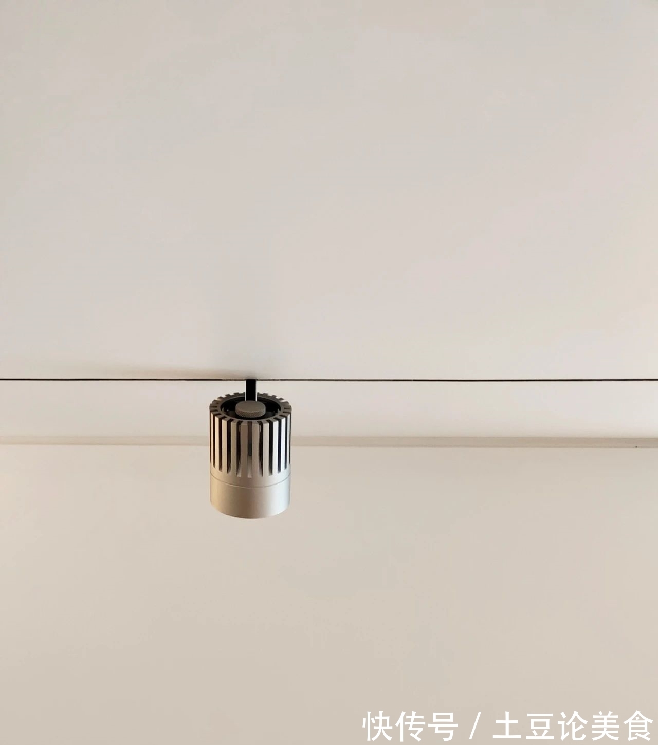 浅灰色|75㎡ 两居室，超多储物空间好看又实用，又充满高级感的生活空间~