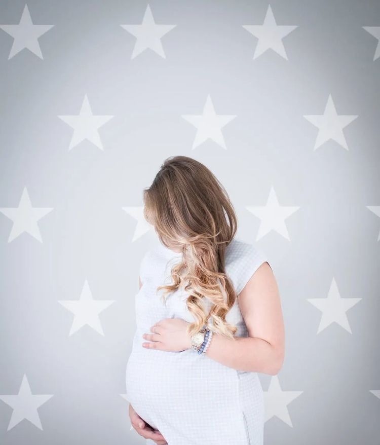 丈夫|孕妇“偷吃”雪糕，被丈夫看见后赶紧闪躲，孕期能吃雪糕？