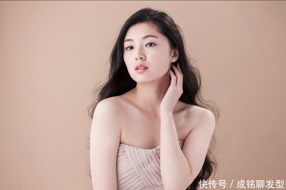 身材|“扎头发”还是“披头发”好看?区别在于脸型很身材,重点是气质