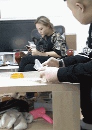 |搞笑GIF:妹子这跳的什么舞蹈啊,怎么看起来蛇精一般呢
