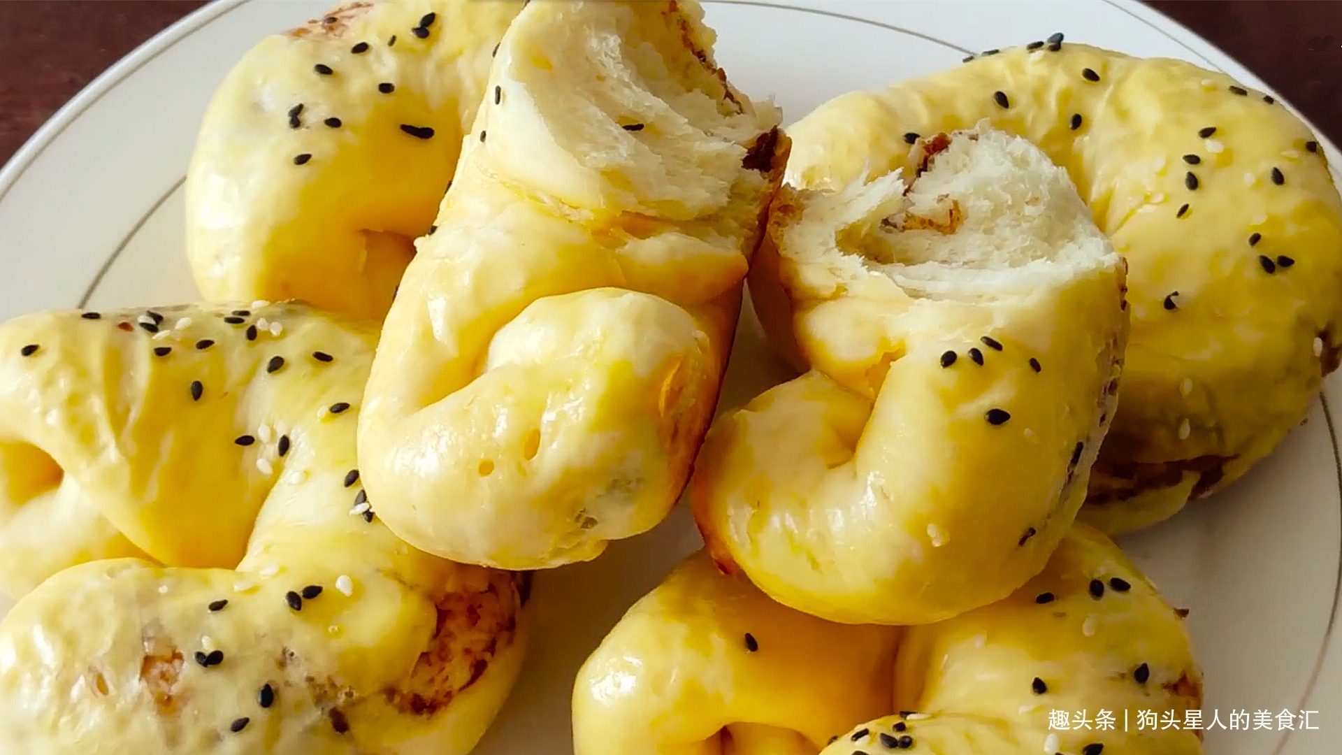 面粉不要做包子馒头了,教你新做法,不蒸也不烤,上桌就扫光