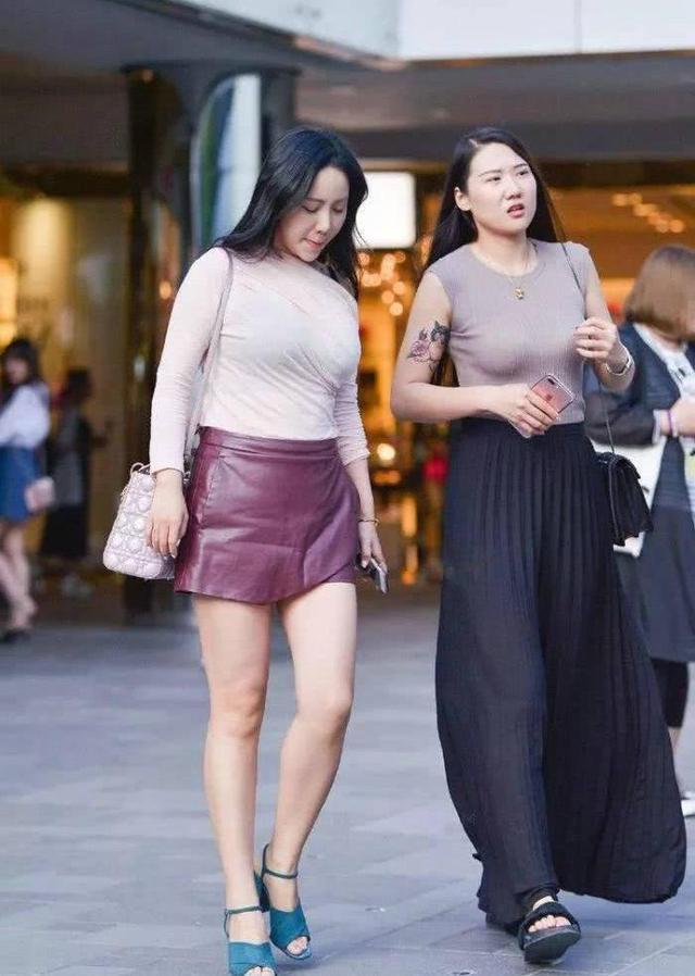 街拍闺密一起穿裙子出门逛街,这样的配色好吸睛