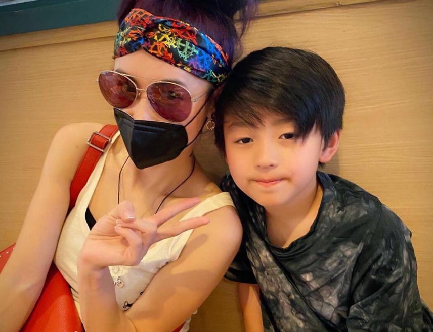 妈妈被欺负俩儿子火了，抄起扫帚追着打，得知真相网友笑了