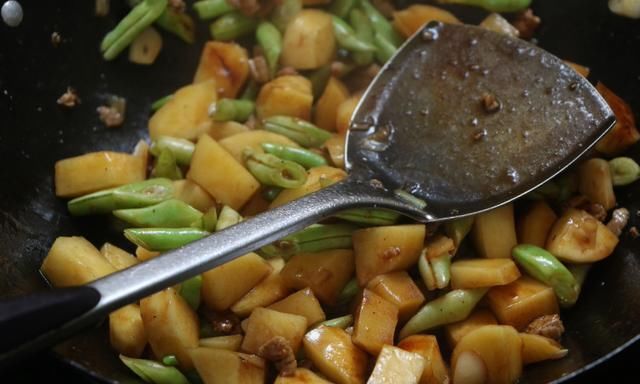  美食|在老姐家做客，只炖了一锅菜，全家老小7口人吃饱喝足，太满足了