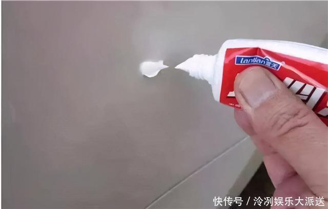 在车里放一支牙膏厉害了,简单的3个妙用,一年省不少钱
