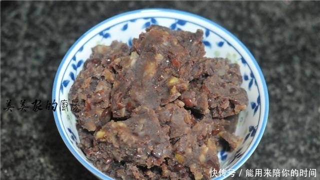 家里有玉米面的试试这样做，细腻蓬松，口感香甜，比肉包子香！