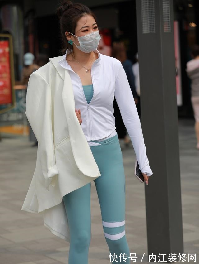 身材 瑜珈裤该怎样穿配纯白色外衣,塑造娇小的身材!