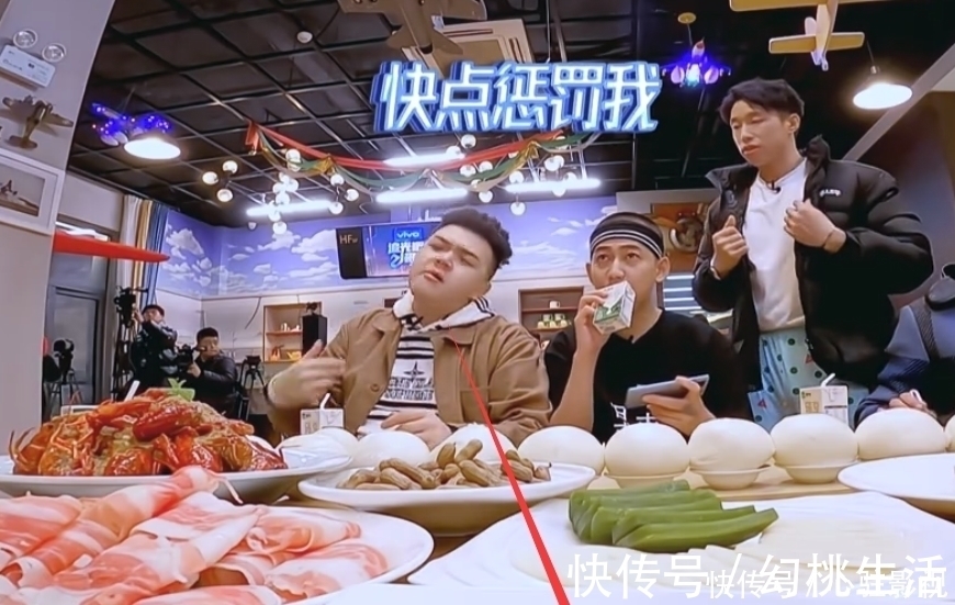 節目組|史上最狠節目組?禁演嘉賓只配吃饅頭咸菜,燒餅饞急眼后悲劇了