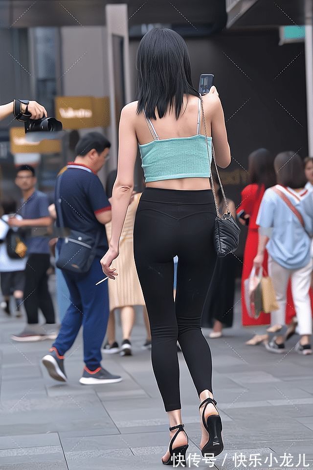 打底裤 黑色打底裤怎么穿出时尚美感?看看这个潮流美女是怎么做到的